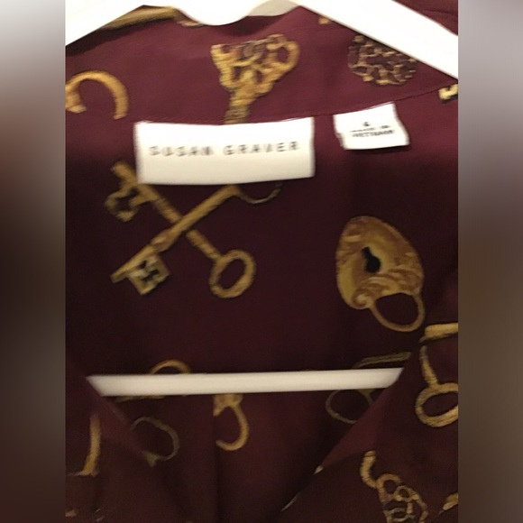 Susan Graver maroon animal print button down blouse size 6 - Picture 4 of 5